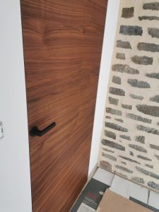 Pose de portes affleurantes en bois à Rennes